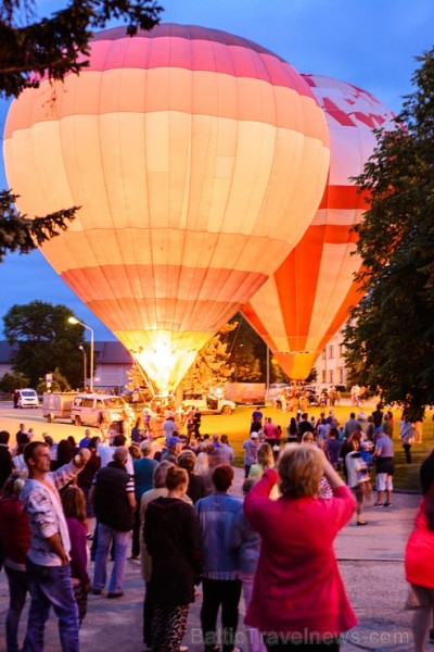 Skatītājiem festivālā bija iespēja priecāties par teju divdesmit balonu lidojumu, no kurām septiņas gaisa balonu ekipāžas bija no Lietuvas 180343