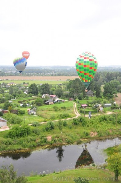 Skatītājiem festivālā bija iespēja priecāties par teju divdesmit balonu lidojumu, no kurām septiņas gaisa balonu ekipāžas bija no Lietuvas 180345