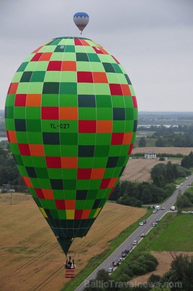 Skatītājiem festivālā bija iespēja priecāties par teju divdesmit balonu lidojumu, no kurām septiņas gaisa balonu ekipāžas bija no Lietuvas 180346