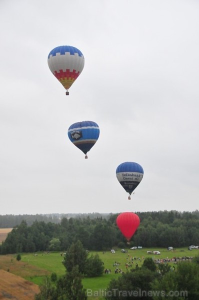 Skatītājiem festivālā bija iespēja priecāties par teju divdesmit balonu lidojumu, no kurām septiņas gaisa balonu ekipāžas bija no Lietuvas 180347