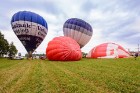 Skatītājiem festivālā bija iespēja priecāties par teju divdesmit balonu lidojumu, no kurām septiņas gaisa balonu ekipāžas bija no Lietuvas 12