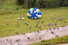 Skatītājiem festivālā bija iespēja priecāties par teju divdesmit balonu lidojumu, no kurām septiņas gaisa balonu ekipāžas bija no Lietuvas 13