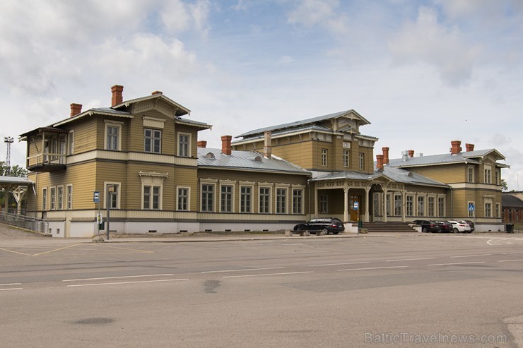 Stacijas galvenā ēka sastāv no trijām daļām, tai ir standarta fasāde un uz abām pusēm slīps jumts. Tai blakus atradās noliktavas, peroni, depo, ūdens  180759