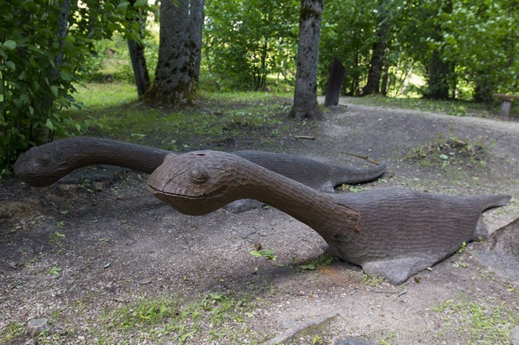 Vika pasaku parkā Dikļos apskatāmas rakstnieka pasaku varoņu koka figūras 180875