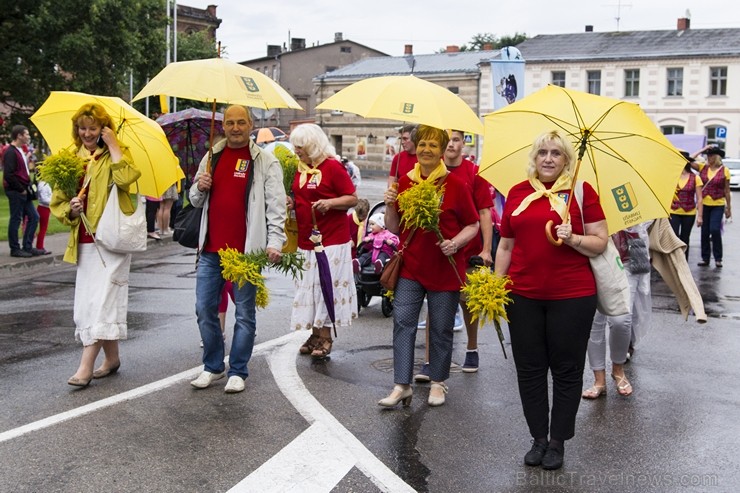 Limbažu svētku gājiena dalībnieki pārsteidz ar radošumu