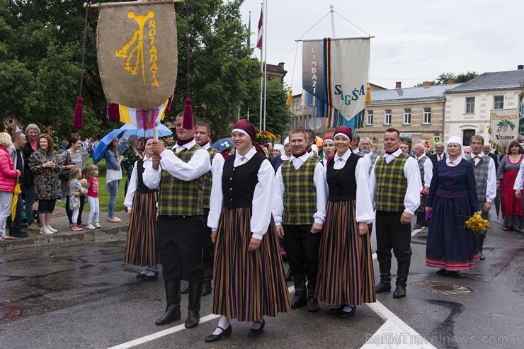 Limbažu svētku gājiena dalībnieki pārsteidz ar radošumu