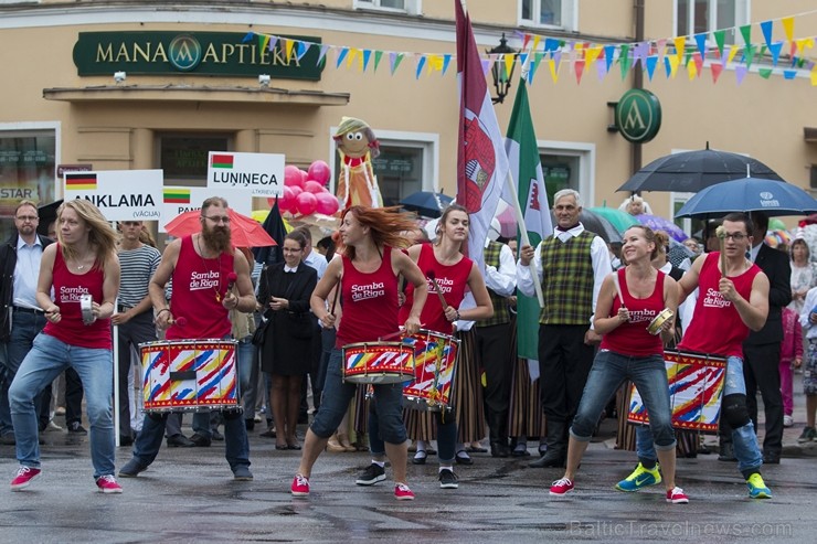 Limbažu svētku gājiena dalībnieki pārsteidz ar radošumu