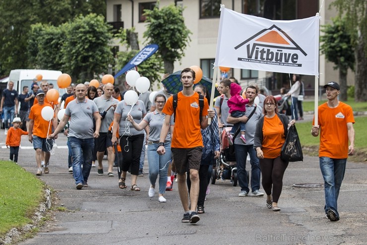 Limbažu svētku gājiena dalībnieki pārsteidz ar radošumu 181116