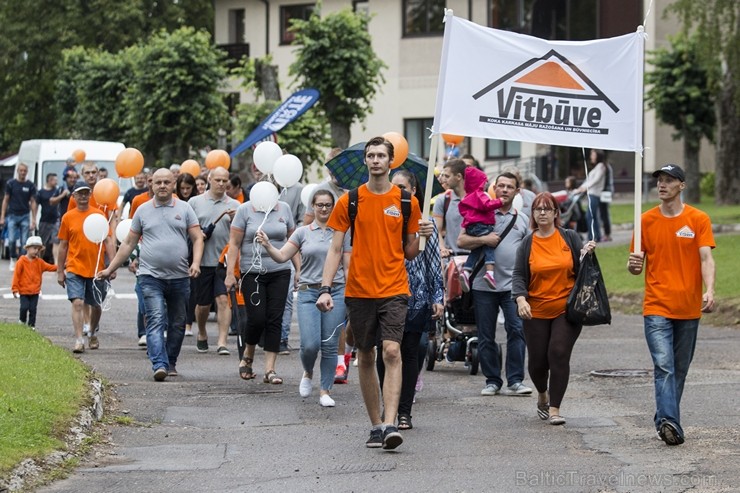 Limbažu svētku gājiena dalībnieki pārsteidz ar radošumu