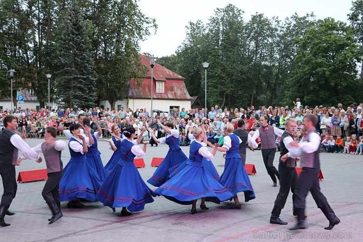 Ar skanīgām dziesmām, lustīgām dejām, prasmīgiem amatniekiem, sportiskām aktivitātēm un svētku salūtu augusta sākumā svinēja svētkus Alūksnē 181504