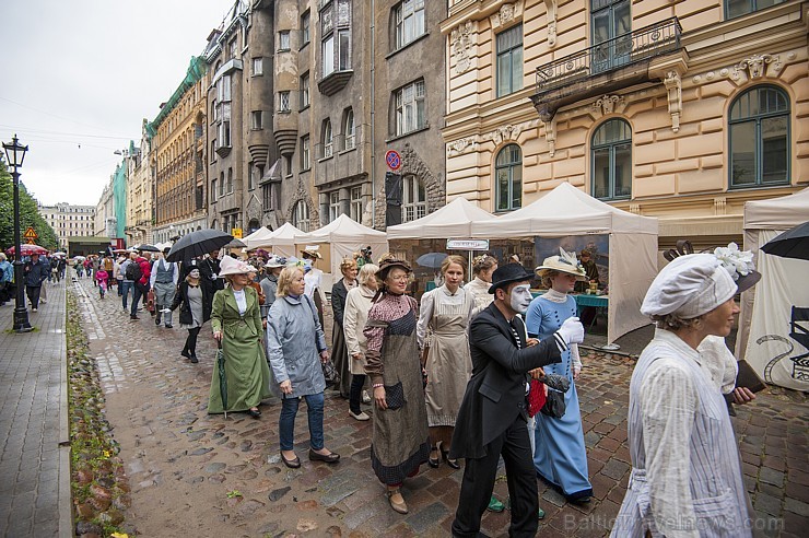 Rīgas svētku laikā trīs dienu garumā pilsētas ielās, skvēros, parkos un laukumos apmeklētāji baudīja krāšņu un daudzveidīgu vizuālo, muzikālo un arī s 181691