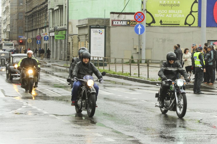 Starptautiskais seno spēkratu salidojums «Rīga Retro» pulcē retro auto cienītājus 181744