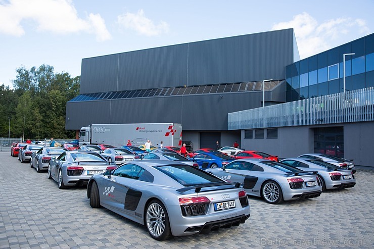 Travelnews.lv redakcija Biķernieku trasē 15.08.2016 izmēģina jaudīgos Audi R8 un RS sērijas automobiļus. Foto: Audi Sport Travelnews.lv redakcija Biķernieku trasē 15.08.2016 izmēģina jaudīgos Audi R8 un RS sērijas automobiļus. Foto: Audi Sport 181845