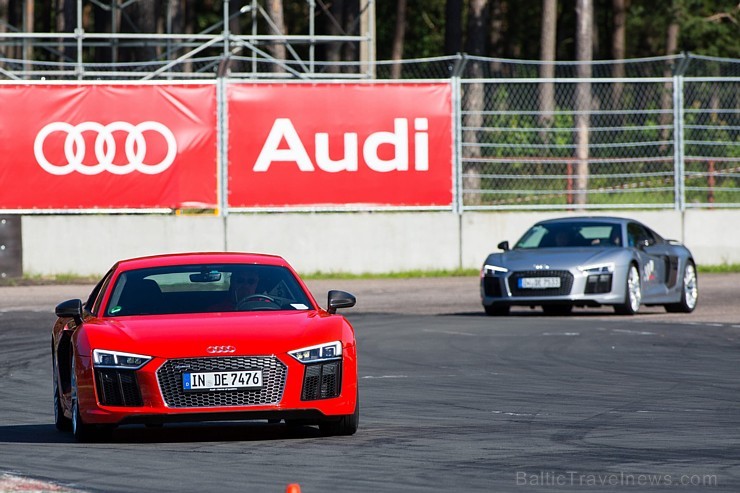 Travelnews.lv redakcija Biķernieku trasē 15.08.2016 izmēģina jaudīgos Audi R8 un RS sērijas automobiļus. Foto: Audi Sport Travelnews.lv redakcija Biķernieku trasē 15.08.2016 izmēģina jaudīgos Audi R8 un RS sērijas automobiļus. Foto: Audi Sport 181847