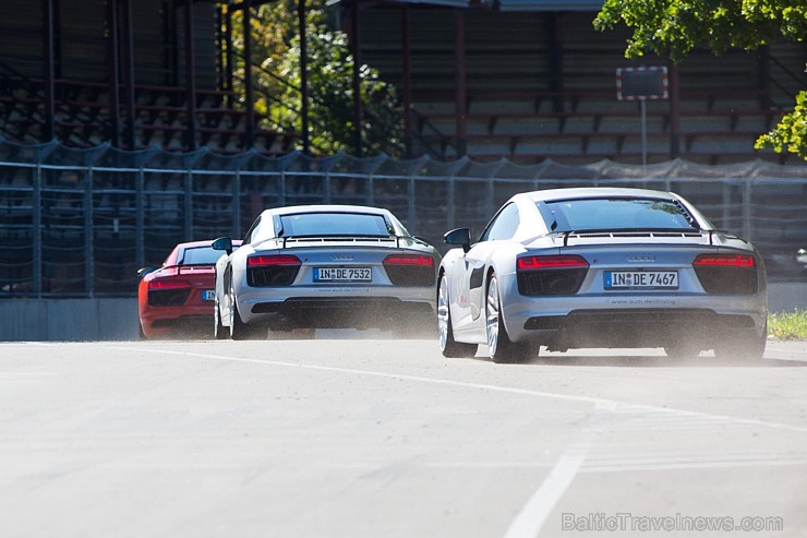 Travelnews.lv redakcija Biķernieku trasē 15.08.2016 izmēģina jaudīgos Audi R8 un RS sērijas automobiļus. Foto: Audi Sport Travelnews.lv redakcija Biķernieku trasē 15.08.2016 izmēģina jaudīgos Audi R8 un RS sērijas automobiļus. Foto: Audi Sport 181848