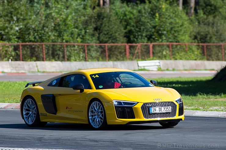 Travelnews.lv redakcija Biķernieku trasē 15.08.2016 izmēģina jaudīgos Audi R8 un RS sērijas automobiļus. Foto: Audi Sport Travelnews.lv redakcija Biķernieku trasē 15.08.2016 izmēģina jaudīgos Audi R8 un RS sērijas automobiļus. Foto: Audi Sport 181850