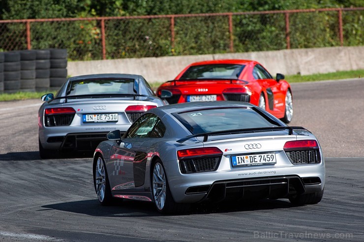 Travelnews.lv redakcija Biķernieku trasē 15.08.2016 izmēģina jaudīgos Audi R8 un RS sērijas automobiļus. Foto: Audi Sport Travelnews.lv redakcija Biķernieku trasē 15.08.2016 izmēģina jaudīgos Audi R8 un RS sērijas automobiļus. Foto: Audi Sport 181851