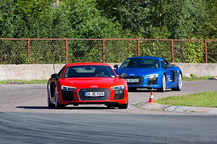 Travelnews.lv redakcija Biķernieku trasē 15.08.2016 izmēģina jaudīgos Audi R8 un RS sērijas automobiļus. Foto: Audi Sport Travelnews.lv redakcija Biķernieku trasē 15.08.2016 izmēģina jaudīgos Audi R8 un RS sērijas automobiļus. Foto: Audi Sport 181852