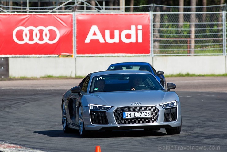 Travelnews.lv redakcija Biķernieku trasē 15.08.2016 izmēģina jaudīgos Audi R8 un RS sērijas automobiļus. Foto: Audi Sport Travelnews.lv redakcija Biķernieku trasē 15.08.2016 izmēģina jaudīgos Audi R8 un RS sērijas automobiļus. Foto: Audi Sport 181858