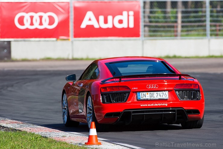 Travelnews.lv redakcija Biķernieku trasē 15.08.2016 izmēģina jaudīgos Audi R8 un RS sērijas automobiļus. Foto: Audi Sport Travelnews.lv redakcija Biķernieku trasē 15.08.2016 izmēģina jaudīgos Audi R8 un RS sērijas automobiļus. Foto: Audi Sport 181859