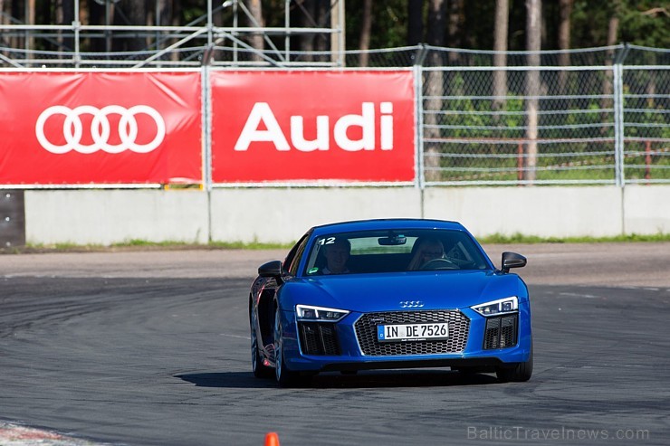 Travelnews.lv redakcija Biķernieku trasē 15.08.2016 izmēģina jaudīgos Audi R8 un RS sērijas automobiļus. Foto: Audi Sport Travelnews.lv redakcija Biķernieku trasē 15.08.2016 izmēģina jaudīgos Audi R8 un RS sērijas automobiļus. Foto: Audi Sport 181861
