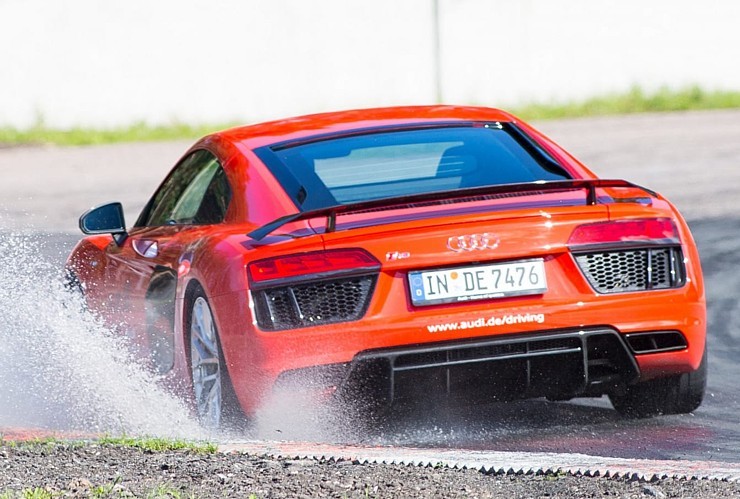 Travelnews.lv redakcija Biķernieku trasē 15.08.2016 izmēģina jaudīgos Audi R8 un RS sērijas automobiļus. Foto: Audi Sport Travelnews.lv redakcija Biķernieku trasē 15.08.2016 izmēģina jaudīgos Audi R8 un RS sērijas automobiļus. Foto: Audi Sport 181862