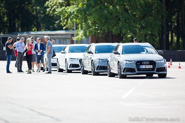 Travelnews.lv redakcija Biķernieku trasē 15.08.2016 izmēģina jaudīgos Audi R8 un RS sērijas automobiļus. Foto: Audi Sport Travelnews.lv redakcija Biķernieku trasē 15.08.2016 izmēģina jaudīgos Audi R8 un RS sērijas automobiļus. Foto: Audi Sport 181863