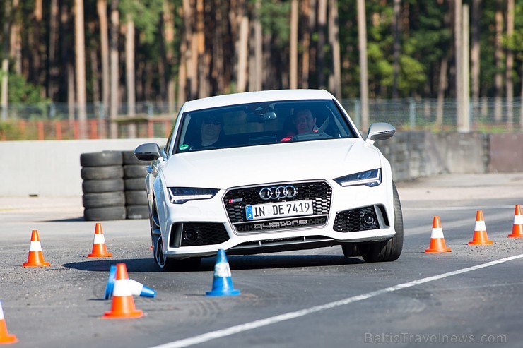 Travelnews.lv redakcija Biķernieku trasē 15.08.2016 izmēģina jaudīgos Audi R8 un RS sērijas automobiļus. Foto: Audi Sport Travelnews.lv redakcija Biķernieku trasē 15.08.2016 izmēģina jaudīgos Audi R8 un RS sērijas automobiļus. Foto: Audi Sport 181864