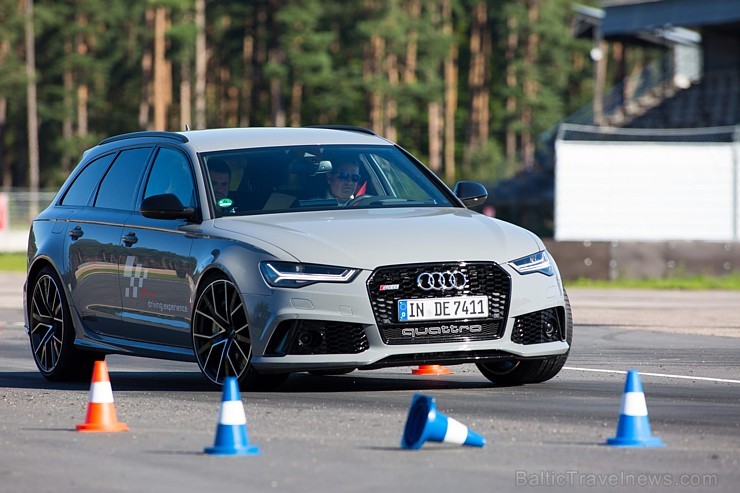Travelnews.lv redakcija Biķernieku trasē 15.08.2016 izmēģina jaudīgos Audi R8 un RS sērijas automobiļus. Foto: Audi Sport Travelnews.lv redakcija Biķernieku trasē 15.08.2016 izmēģina jaudīgos Audi R8 un RS sērijas automobiļus. Foto: Audi Sport 181865