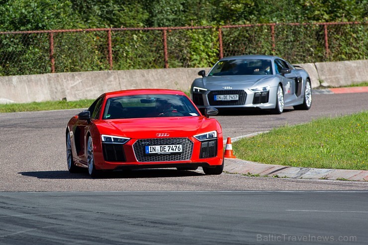 Travelnews.lv redakcija Biķernieku trasē 15.08.2016 izmēģina jaudīgos Audi R8 un RS sērijas automobiļus. Foto: Audi Sport Travelnews.lv redakcija Biķernieku trasē 15.08.2016 izmēģina jaudīgos Audi R8 un RS sērijas automobiļus. Foto: Audi Sport 181867