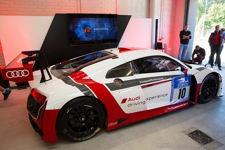 Travelnews.lv redakcija Biķernieku trasē 15.08.2016 izmēģina jaudīgos Audi R8 un RS sērijas automobiļus. Foto: Audi Sport Travelnews.lv redakcija Biķernieku trasē 15.08.2016 izmēģina jaudīgos Audi R8 un RS sērijas automobiļus. Foto: Audi Sport 181868