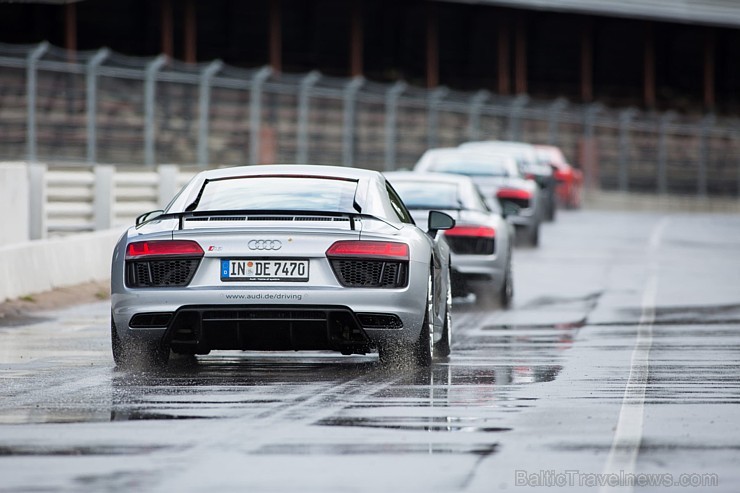 Travelnews.lv redakcija Biķernieku trasē 15.08.2016 izmēģina jaudīgos Audi R8 un RS sērijas automobiļus. Foto: Audi Sport Travelnews.lv redakcija Biķernieku trasē 15.08.2016 izmēģina jaudīgos Audi R8 un RS sērijas automobiļus. Foto: Audi Sport 181872