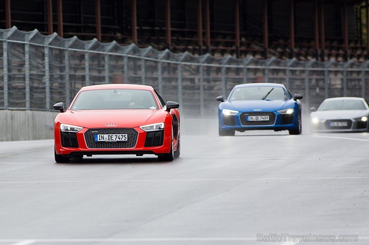 Travelnews.lv redakcija Biķernieku trasē 15.08.2016 izmēģina jaudīgos Audi R8 un RS sērijas automobiļus. Foto: Audi Sport Travelnews.lv redakcija Biķernieku trasē 15.08.2016 izmēģina jaudīgos Audi R8 un RS sērijas automobiļus. Foto: Audi Sport 181873