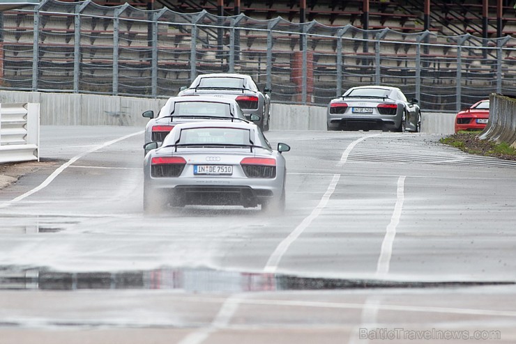 Travelnews.lv redakcija Biķernieku trasē 15.08.2016 izmēģina jaudīgos Audi R8 un RS sērijas automobiļus. Foto: Audi Sport Travelnews.lv redakcija Biķernieku trasē 15.08.2016 izmēģina jaudīgos Audi R8 un RS sērijas automobiļus. Foto: Audi Sport 181874