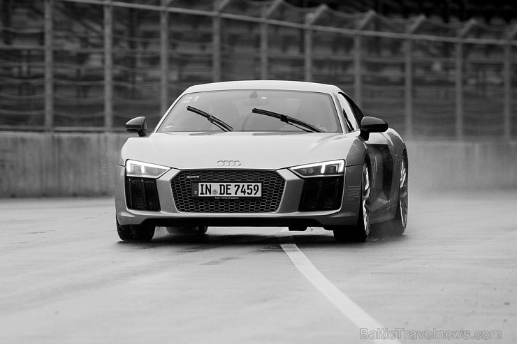 Travelnews.lv redakcija Biķernieku trasē 15.08.2016 izmēģina jaudīgos Audi R8 un RS sērijas automobiļus. Foto: Audi Sport Travelnews.lv redakcija Biķernieku trasē 15.08.2016 izmēģina jaudīgos Audi R8 un RS sērijas automobiļus. Foto: Audi Sport 181876