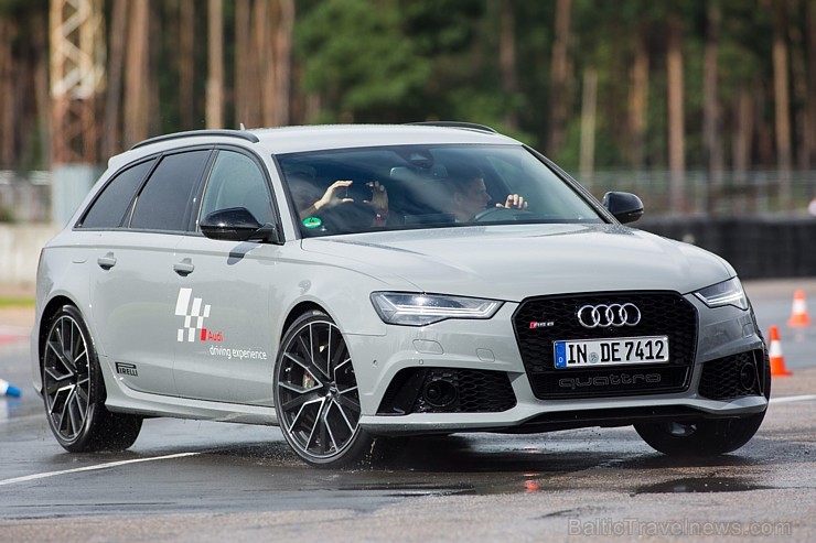 Travelnews.lv redakcija Biķernieku trasē 15.08.2016 izmēģina jaudīgos Audi R8 un RS sērijas automobiļus. Foto: Audi Sport Travelnews.lv redakcija Biķernieku trasē 15.08.2016 izmēģina jaudīgos Audi R8 un RS sērijas automobiļus. Foto: Audi Sport 181877