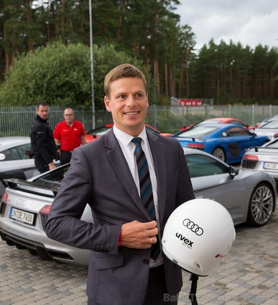 Travelnews.lv redakcija Biķernieku trasē 15.08.2016 izmēģina jaudīgos Audi R8 un RS sērijas automobiļus. Foto: Audi Sport Travelnews.lv redakcija Biķernieku trasē 15.08.2016 izmēģina jaudīgos Audi R8 un RS sērijas automobiļus. Foto: Audi Sport 181887