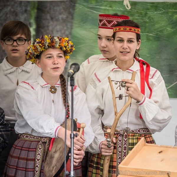 Ar Latgales keramiķu, klūgu un skalu grozu pinēju, kalēju, kokamatnieku, tautas dejotāju un amatierteātra piedalīšanos Jasmuižā tika svinēti Latgales Ar Latgales keramiķu, klūgu un skalu grozu pinēju, kalēju, kokamatnieku, tautas dejotāju un amatierteātra piedalīšanos Jasmuižā tika svinēti Latgales 181981