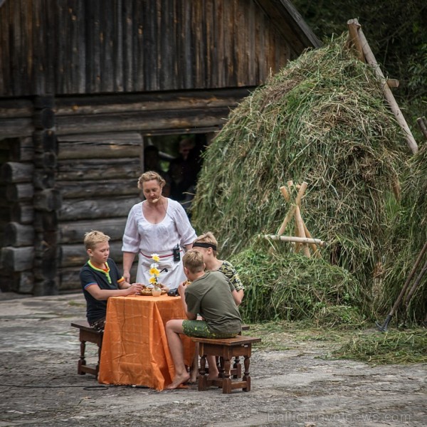 Ar Latgales keramiķu, klūgu un skalu grozu pinēju, kalēju, kokamatnieku, tautas dejotāju un amatierteātra piedalīšanos Jasmuižā tika svinēti Latgales Ar Latgales keramiķu, klūgu un skalu grozu pinēju, kalēju, kokamatnieku, tautas dejotāju un amatierteātra piedalīšanos Jasmuižā tika svinēti Latgales 181984