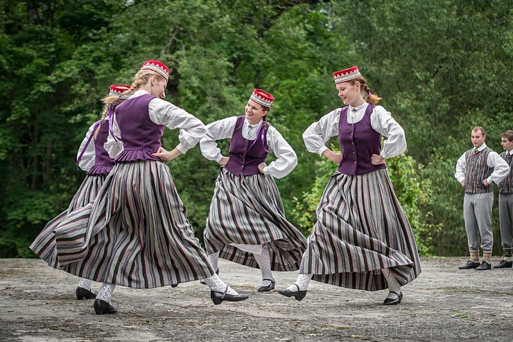 Ar Latgales keramiķu, klūgu un skalu grozu pinēju, kalēju, kokamatnieku, tautas dejotāju un amatierteātra piedalīšanos Jasmuižā tika svinēti Latgales  181987