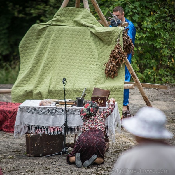 Ar Latgales keramiķu, klūgu un skalu grozu pinēju, kalēju, kokamatnieku, tautas dejotāju un amatierteātra piedalīšanos Jasmuižā tika svinēti Latgales Ar Latgales keramiķu, klūgu un skalu grozu pinēju, kalēju, kokamatnieku, tautas dejotāju un amatierteātra piedalīšanos Jasmuižā tika svinēti Latgales 181989