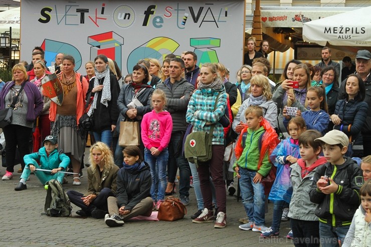 Bundzinieku grupa «Fills de la Flama» priecē Rīgas svētku apmeklētājus 182015