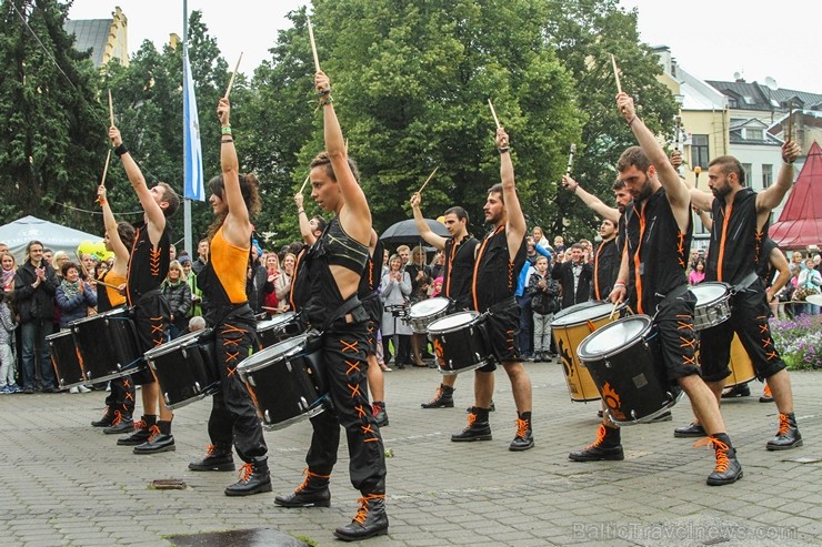 Bundzinieku grupa «Fills de la Flama» priecē Rīgas svētku apmeklētājus 182037