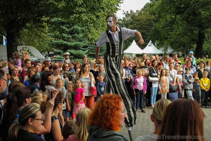«Long Vehicle Circus» ir unikāls cirka mākslas projekts 182172
