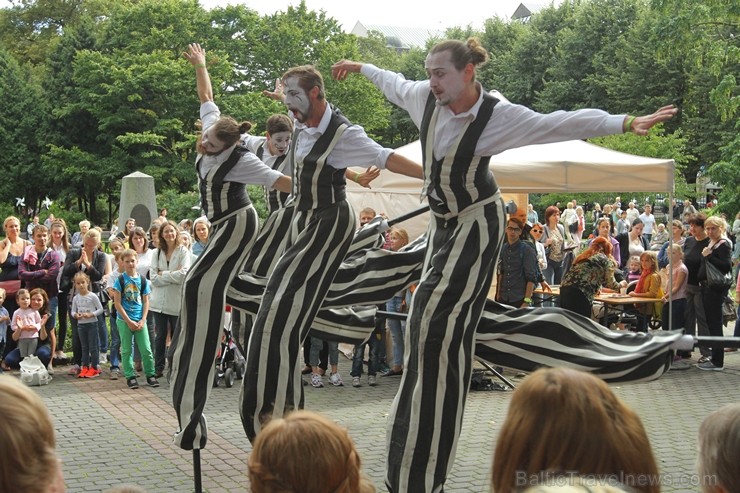 «Long Vehicle Circus» ir unikāls cirka mākslas projekts 182175
