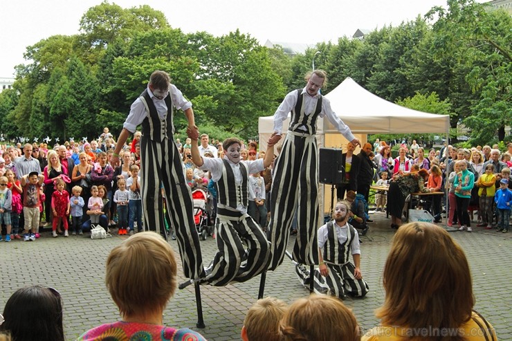 «Long Vehicle Circus» ir unikāls cirka mākslas projekts 182196