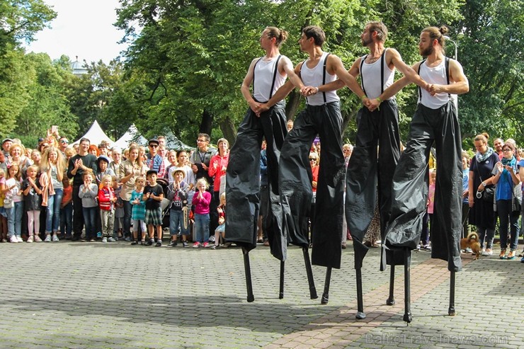 «Long Vehicle Circus» ir unikāls cirka mākslas projekts, kas apvieno staigāšanu uz koka kājām, dejas mākslu, akrobātiku, pantomīmu un bufonādi «Long Vehicle Circus» ir unikāls cirka mākslas projekts, kas apvieno staigāšanu uz koka kājām, dejas mākslu, akrobātiku, pantomīmu un bufonādi 182205