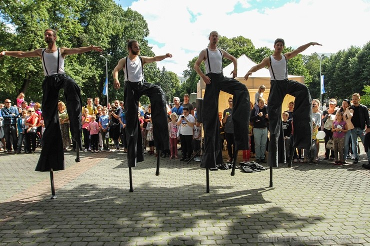 «Long Vehicle Circus» ir unikāls cirka mākslas projekts 182208