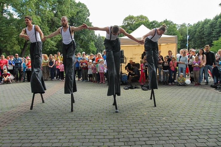 «Long Vehicle Circus» ir unikāls cirka mākslas projekts 182213