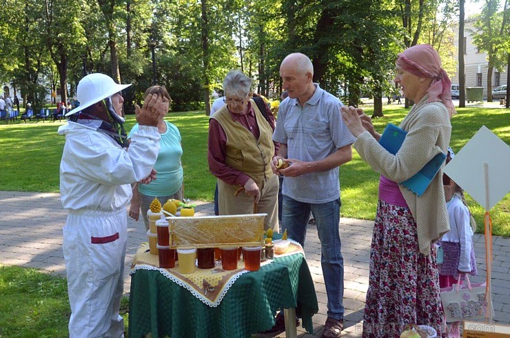 Ar medus, biškopības produktu un ķiploku tirdziņu, degustācijām, prezentācijām un konkursiem norisinājies pirmie Medus un ķiploku svētki Daugavpilī 182560